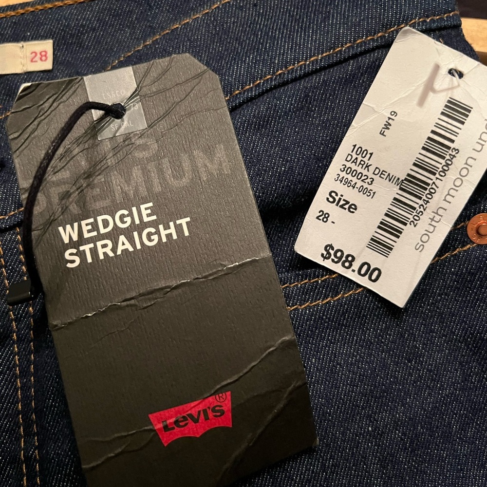 Levi’s wedgie straight jeans- never worn